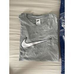T-shirt Nike Tee shirt Nike Gris avec logo blanc