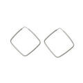 Boucles d'oreille sur Artemare : Cr&eacute;oles en argent carr&eacute;es fantaisies port&eacute;es en diagonale 45mm X 45mm