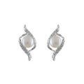 Boucles d'oreille sur Artemare : Boucles d'oreilles en argent rhodi&eacute; torsade avec perle blanche et fermoir poussette