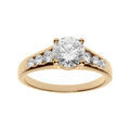Bagues sur Artemare : Bague en plaqu&eacute; or gros oxyde blanc serti 4 griffes au centre et 3 oxydes blancs plus petits de chaque c&ocirc;t&eacute;