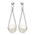 Boucles d'oreille sur Artemare : Boucles d'oreilles pendantes en argent rhodi&eacute; cha&icirc;nette retenant 1 perle blanche de synth&egrave;se et fermoir poussette