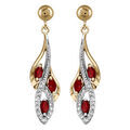Boucles d'oreille sur Artemare : Boucles d'oreilles pendantes en plaqu&eacute; or collection joaillerie grappe avec 3 navettes d'oxydes rouges et rails d'oxydes blancs et fermoir poussette