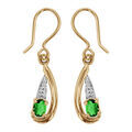 Boucles d'oreille sur Artemare : Boucles d'oreilles pendantes en plaqu&eacute; or collection joaillerie oxyde ovale vert au creux d'une vague lisse avec partie ouvrag&eacute;e au dessus et fermoir crochet
