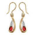 Boucles d'oreille sur Artemare : Boucles d'oreilles pendantes en plaqu&eacute; or collection joaillerie oxyde ovale rouge au creux d'une vague lisse avec partie ouvrag&eacute;e au dessus et fermoir crochet