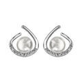 Boucles d'oreille sur Artemare : Boucles d'oreilles en argent rhodi&eacute; forme arrondie ouverte en haut avec oxydes blancs sertis en bas et perle blanche et fermoir poussette