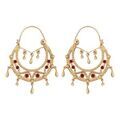 Boucles d'oreille sur Artemare : Cr&eacute;oles ethniques en plaqu&eacute; or orn&eacute;es de cristal synth&eacute;tique rouge avec pampilles - diam&egrave;tre anneaux 23mm