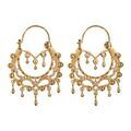 Boucles d'oreille sur Artemare : Cr&eacute;oles ethniques en plaqu&eacute; or orn&eacute;es de cristal synth&eacute;tique blanc avec motif &eacute;toiles et pampilles - diam&egrave;tre anneaux 23mm
