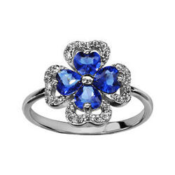 Bague en argent rhodi&eacute; collection joaillerie tr&egrave;fle &agrave; 4 feuilles en oxydes bleus et contours en oxydes blancs sertis