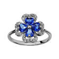 Bagues sur Artemare : Bague en argent rhodi&eacute; collection joaillerie tr&egrave;fle &agrave; 4 feuilles en oxydes bleus et contours en oxydes blancs sertis