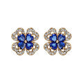 Boucles d'oreilles en plaqu&eacute; or collection joaillerie tr&egrave;fle &agrave; 4 feuilles en oxydes bleus avec contours en oxydes blancs sertis et fermoir poussette Artemare