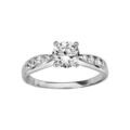 Bague en argent rhodi&eacute; 1 oxyde serti 4 griffes avec petits oxydes de chaque c&ocirc;t&eacute; sur l'anneau Artemare