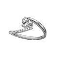 Bagues sur Artemare : Bague en argent rhodi&eacute; brin qui fait le tour avec 1 extr&eacute;mit&eacute; demi-rail d'oxydes et l'autre lisse en forme de vague avec coeur en oxydes blancs sertis au centre