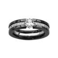 Bague en c&eacute;ramique noire 3 anneaux, 2 en c&eacute;ramique noire et 1 anneau central d'oxydes blancs sertis avec 1 gros oxyde carr&eacute; blanc serti