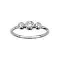 Bague en argent rhodi&eacute; orn&eacute;e de 3 oxydes blancs sertis clos dont 1 plus gros au centre Artemare