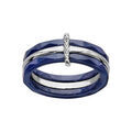 Bagues sur Artemare : Bague en c&eacute;ramique bleu 3 anneaux, 2 en c&eacute;ramique bleu facett&eacute; et 1 en argent rhodi&eacute; avec barre centrale orn&eacute;e d'oxydes blancs sertis