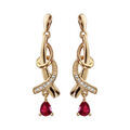 Boucles d'oreilles pendantes en plaqu&eacute; or collection joaillerie 2 brins entrelac&eacute;s avec oxyde rouge suspendu et fermoir poussette
