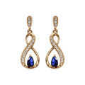Boucles d'oreille sur Artemare : Boucles d'oreilles pendantes en plaqu&eacute; or collection joaillerie torsade avec demi-rail d'oxydes blancs et oxyde bleu et fermoir poussette