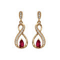 Boucles d'oreilles pendantes en plaqu&eacute; or collection joaillerie torsade avec demi-rail d'oxydes blancs et oxyde rouge et fermoir poussette Artemare