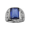 Bagues sur Artemare : Bague en argent rhodi&eacute; de type chevali&egrave;re orn&eacute;e d'une grosse Agate bleue