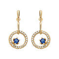 Boucles d'oreille sur Artemare : Boucles d'oreille pendantes en plaqu&eacute; or collection joaillerie anneau d'oxydes blancs et pierre en verre bleu nuit et fermoir poussette