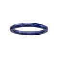 Alliance en c&eacute;ramique demi-jonc 2mm bleu &agrave; facette