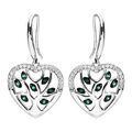 Boucles d'oreille en argent rhodi&eacute; coeur avec arbre de vie empierr&eacute; pierres vertes suspendu et fermoir cochet