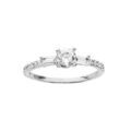 Bague en argent rhodi&eacute; style solitaire avec petits oxydes blancs