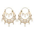 Boucles d'oreille sur Artemare : Cr&eacute;oles ethniques en plaqu&eacute; or avec cristals blancs avec cha&icirc;nette diam&egrave;tre 42mm