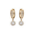 Boucles d'oreille sur Artemare : Cr&eacute;oles en plaqu&eacute; or sertie d'oxydes blancs et pampille soleil