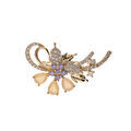 Broche en plaqu&eacute; or motif volute avec oxydes couleurs pastels et blancs sertis Artemare