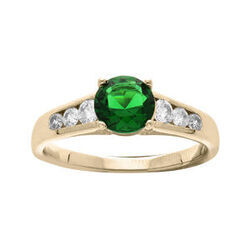 Bague en plaqu&eacute; or avec oxyde vert et oxydes blancs sertis en cascade