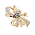 Broches sur Artemare : Broche en plaqu&eacute; or motif fkeur et ruban oxydes bleus et blancs sertis