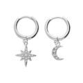 Boucles d'oreille sur Artemare : Cr&eacute;oles en argent rhodi&eacute; avec pampille &eacute;toile du nord et demi lune oxydes blancs sertis