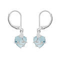 Boucles d'oreille en argent platin&eacute; avec coeur oxyde bleu ciel suspendu motif volute et fermoir dormeuse