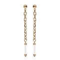 Boucles d'oreille sur Artemare : Boucles d'oreille en plaqu&eacute; or cha&icirc;nette pendante tube blanc et fermoir poussette