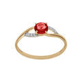 Bague en plaqu&eacute; or anneau fin avec oxyde rouge au centre et d&eacute;coration oxydes blancs sertis
