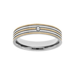 Bague en acier et PVD jaune ray&eacute;e avec 1 oxyde blanc