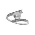 Bague en argent platin&eacute; avec perle de culture d'eau douce entour&eacute;e de deux bandes d' oxydes blancs sertis Artemare