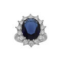 Bague en argent rhodi&eacute; 20mm x 17 mm avec la pierre centrale bleu fonc&eacute; taill&eacute;e en ovale et entour&eacute;e d'un halo de pierres blanches Artemare