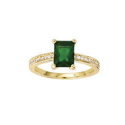 Bague plaqu&eacute; or avec rectangle oxyde vert