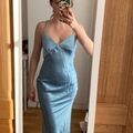 Robe Boutiques ind&eacute;pendante Robe en satin bleu Bleu