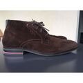 Sports d'hiver sur Grenoble : Boots Tommy Hilfiger SIGNATURE HILFIGER SUEDE BOOT Marron