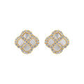 Boucles d'oreille sur Artemare : Boucles d'oreille tige en argent dor&eacute; motif tr&egrave;fle nacre v&eacute;ritable, contour avec oxydes blancs