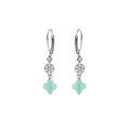 Boucles d'oreille sur Artemare : Boucles d'oreille crochet en argent rhodi&eacute; tr&egrave;fle en verre bleu glacial et fleurs oxydes blancs