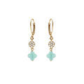 Boucles d'oreille sur Artemare : Boucles d'oreille crochet en argent dor&eacute; tr&egrave;fle en verre bleu glacial et fleurs oxydes blancs