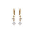 Boucles d'oreille sur Artemare : Boucles d'oreille crochet en argent dor&eacute; tr&egrave;fle en verre blanc et fleurs oxydes blancs