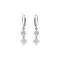 Boucles d'oreille sur Artemare : Boucles d'oreille crochet en argent rhodi&eacute; tr&egrave;fle en verre blanc et fleurs oxydes blancs