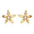 Boucles d'oreille sur Artemare : Boucles d'oreille tige en argent dor&eacute; fleur avec au centre une perle blanche imitation