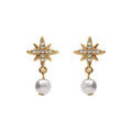 Boucles d'oreille sur Artemare : Boucles d'oreille tige en plaqu&eacute; or forme etoile oxydes blancs et perle blanche imitation