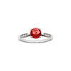 Bague en argent rhodi&eacute; grand diam&egrave;tre, un oxyde rouge serti par 4 griffes et oxydes blancs sur les c&ocirc;t&eacute;s